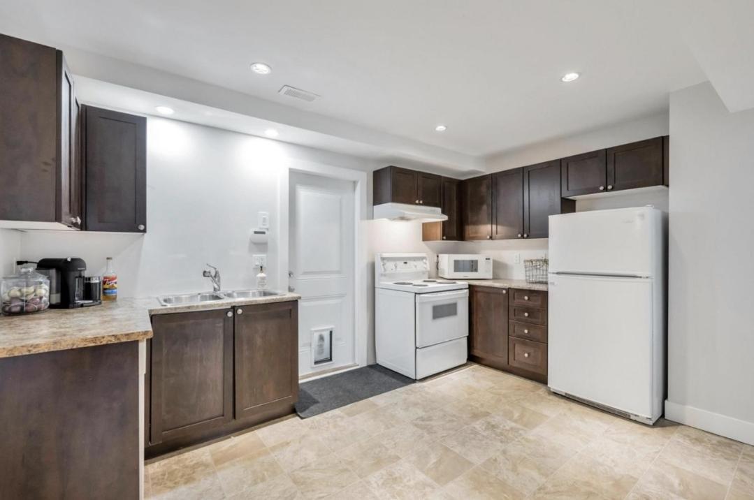 Private 1 Bedroom In Brookswood Langley Exteriör bild