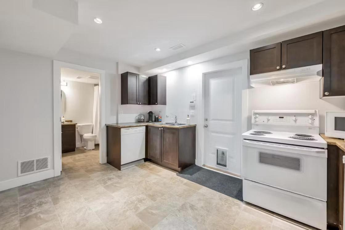Private 1 Bedroom In Brookswood Langley Exteriör bild